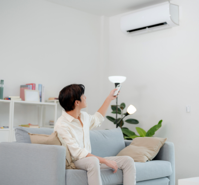persona encendiendo el aire acondicionado